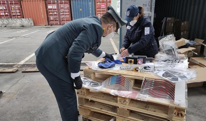 Ricambi e accessori per moto contraffatti sequestrati in porto a La Spezia