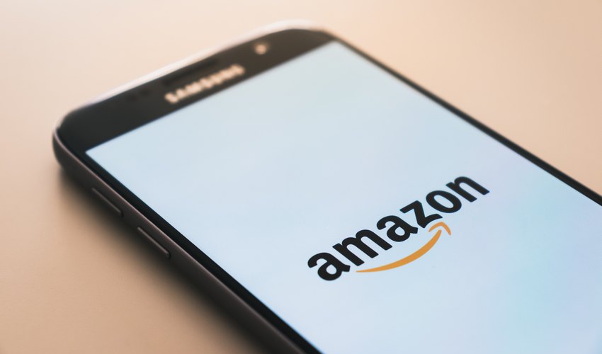 Acquista su Amazon uno smartphone, riceve un pacco vuoto: consumatore rimborsato grazie a Codici