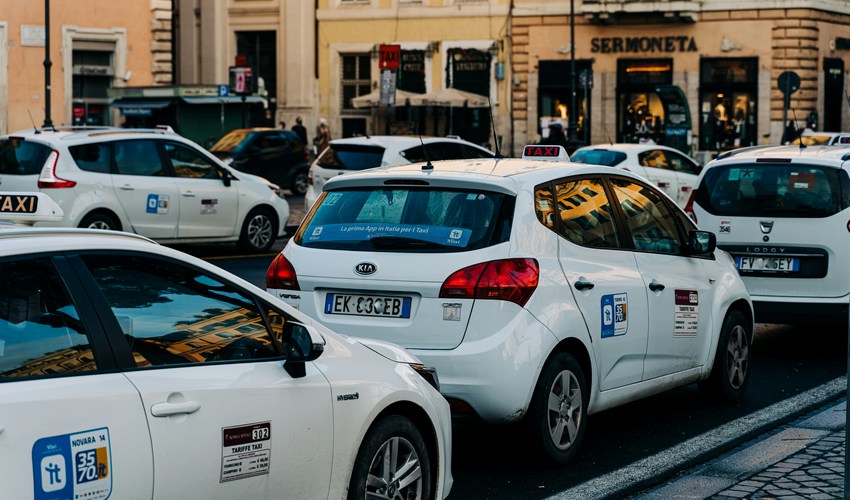 Codici ed Aeci: ecco 9 proposte per migliorare il servizio taxi a Roma