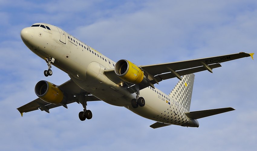 Codici: Vueling cambia rotta sui voli cancellati causa Covid19,  assistenza ai passeggeri in difficoltà con i rimborsi